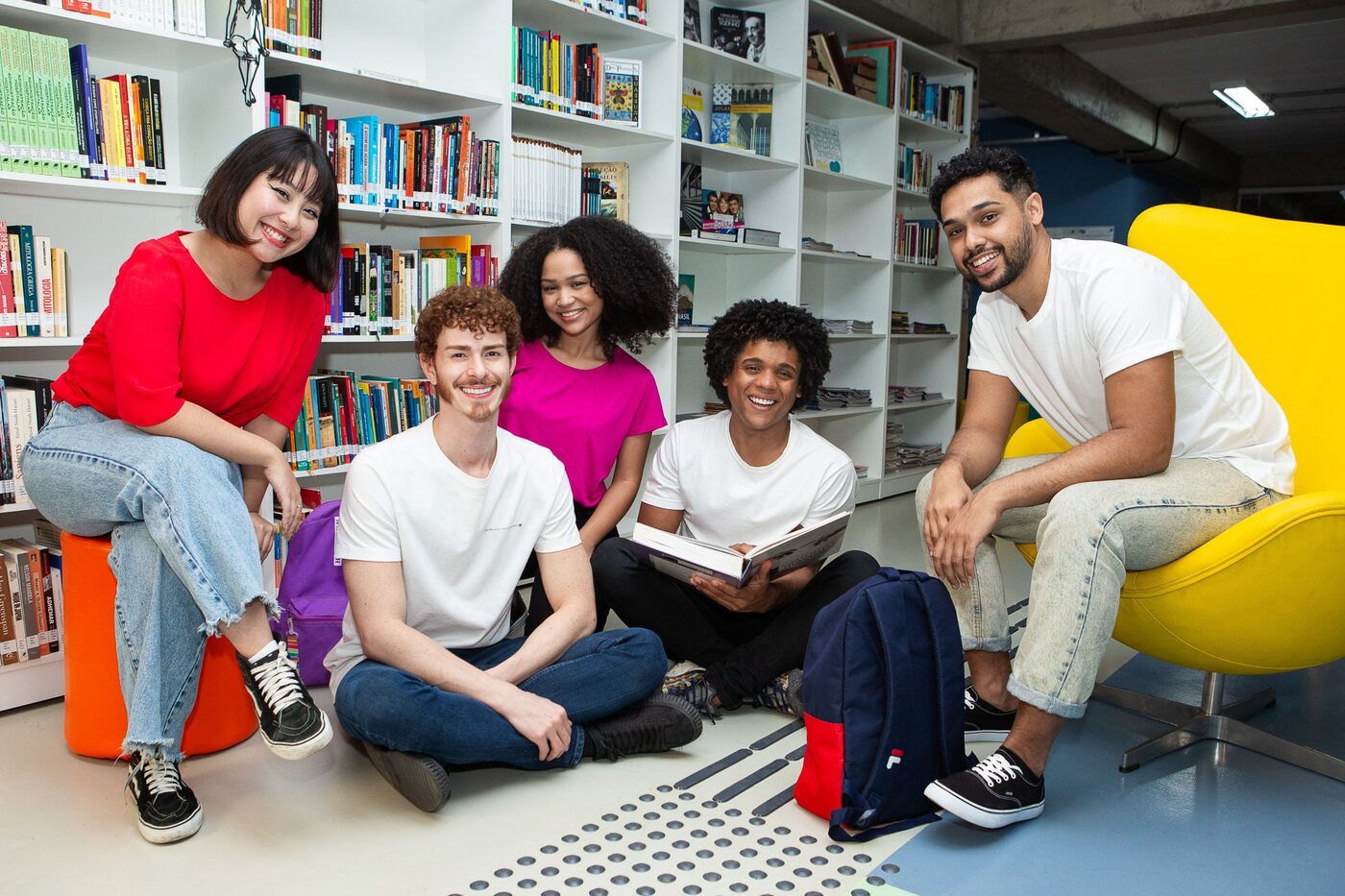 Estudantes do Colégio Técnico reunidos na biblioteca