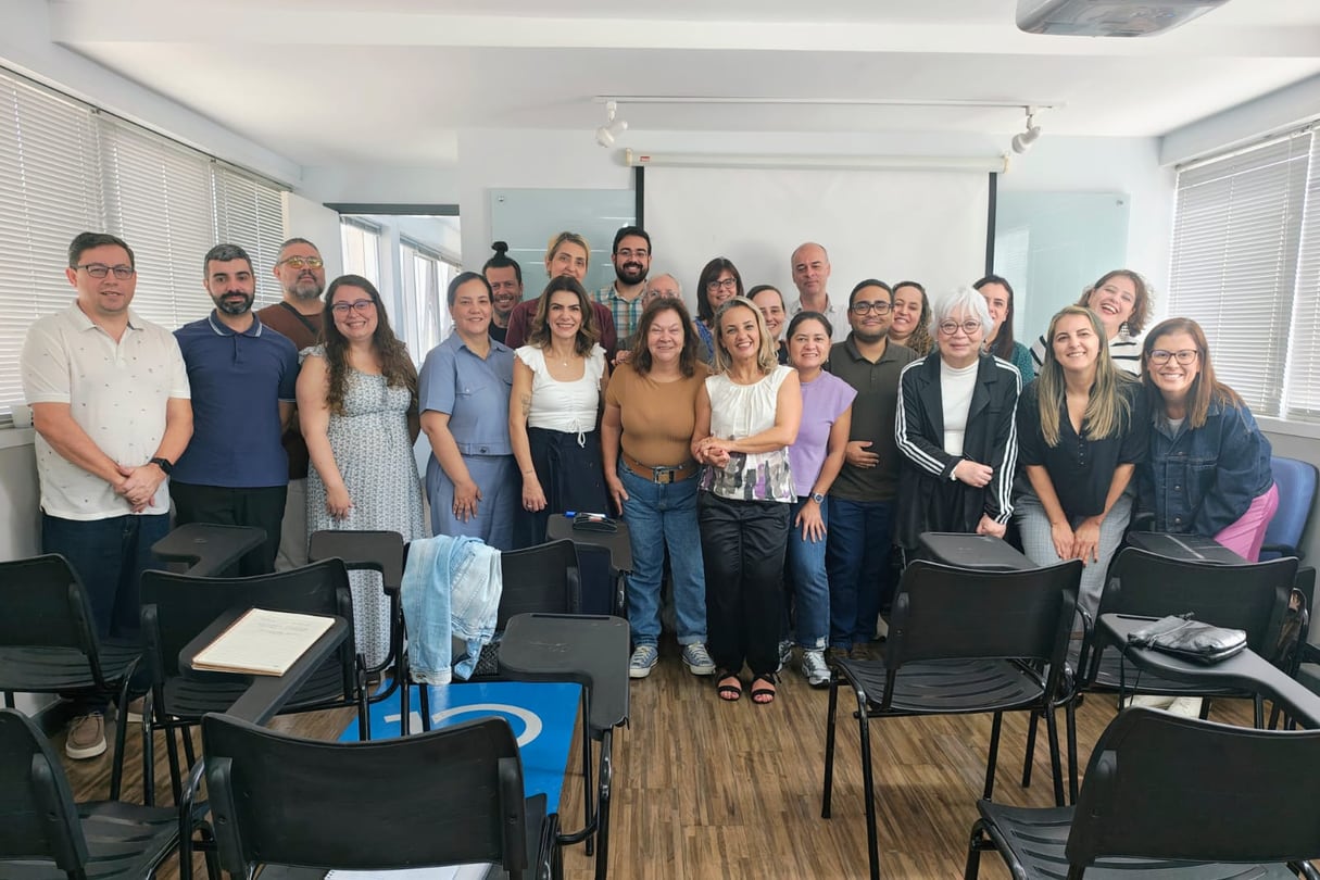 Professores dos cursos de graduação da FPCS reunidos em sala de aula ao final da capacitação docente