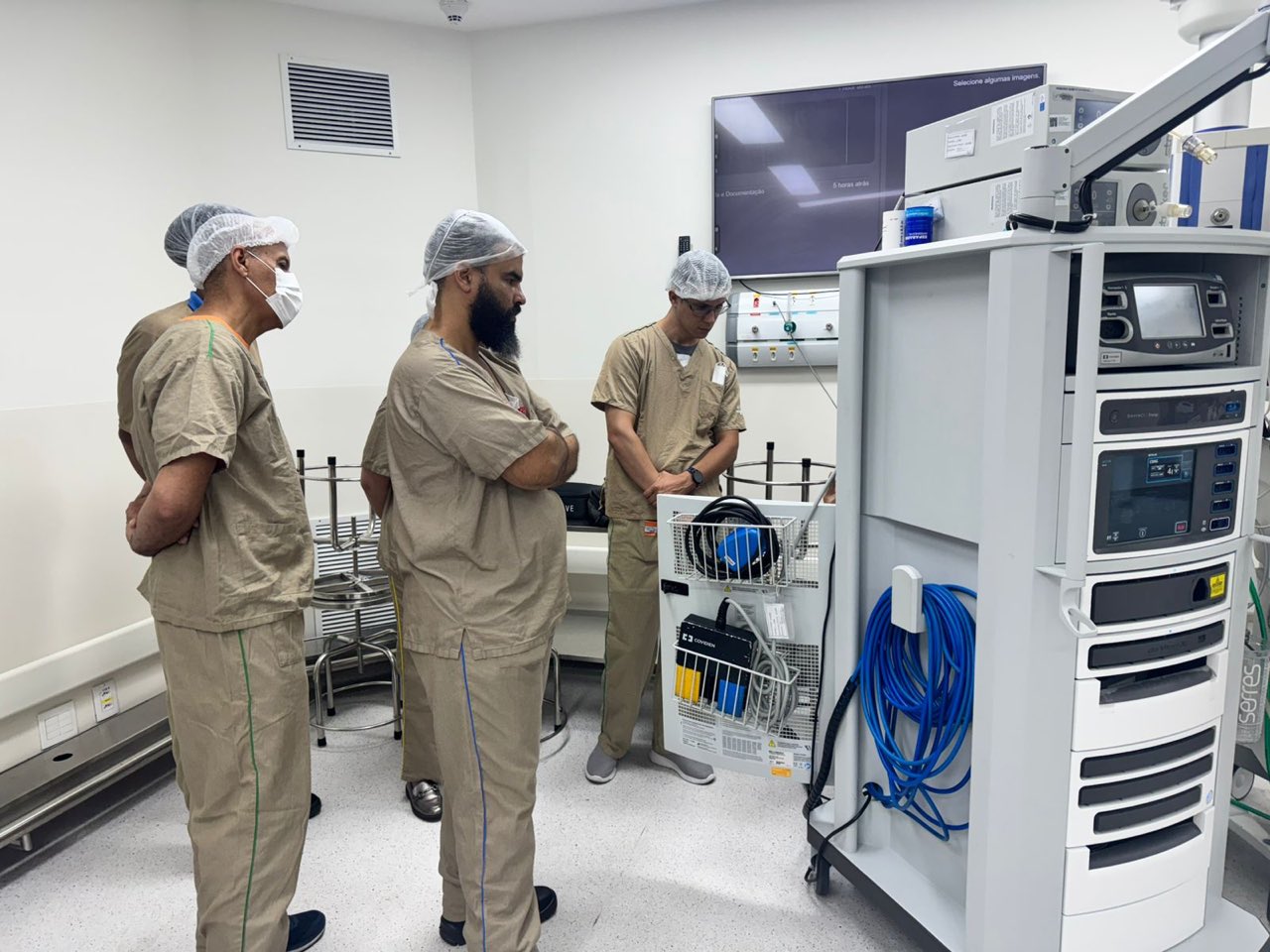 Estudantes acompanham a demonstração de equipamentos hospitalares na visita técnica.
